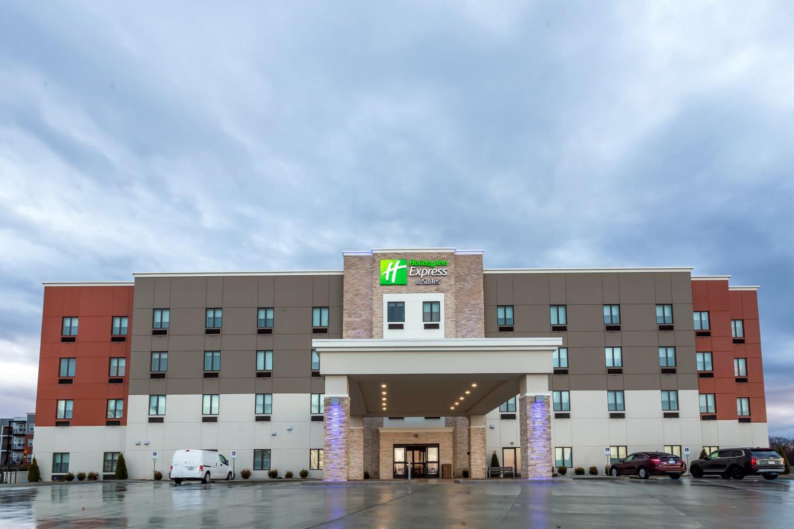 Holiday Inn Express & Suites – Columbus – Worthington, an IHG Hotel